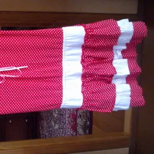 Платье в красно-белый горошек