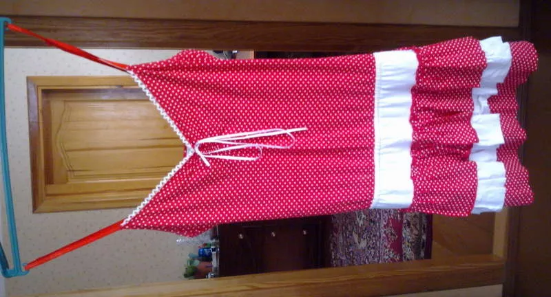 Платье в красно-белый горошек