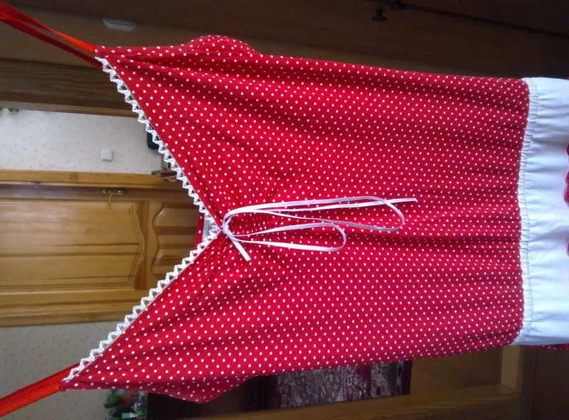 Платье в красно-белый горошек 2